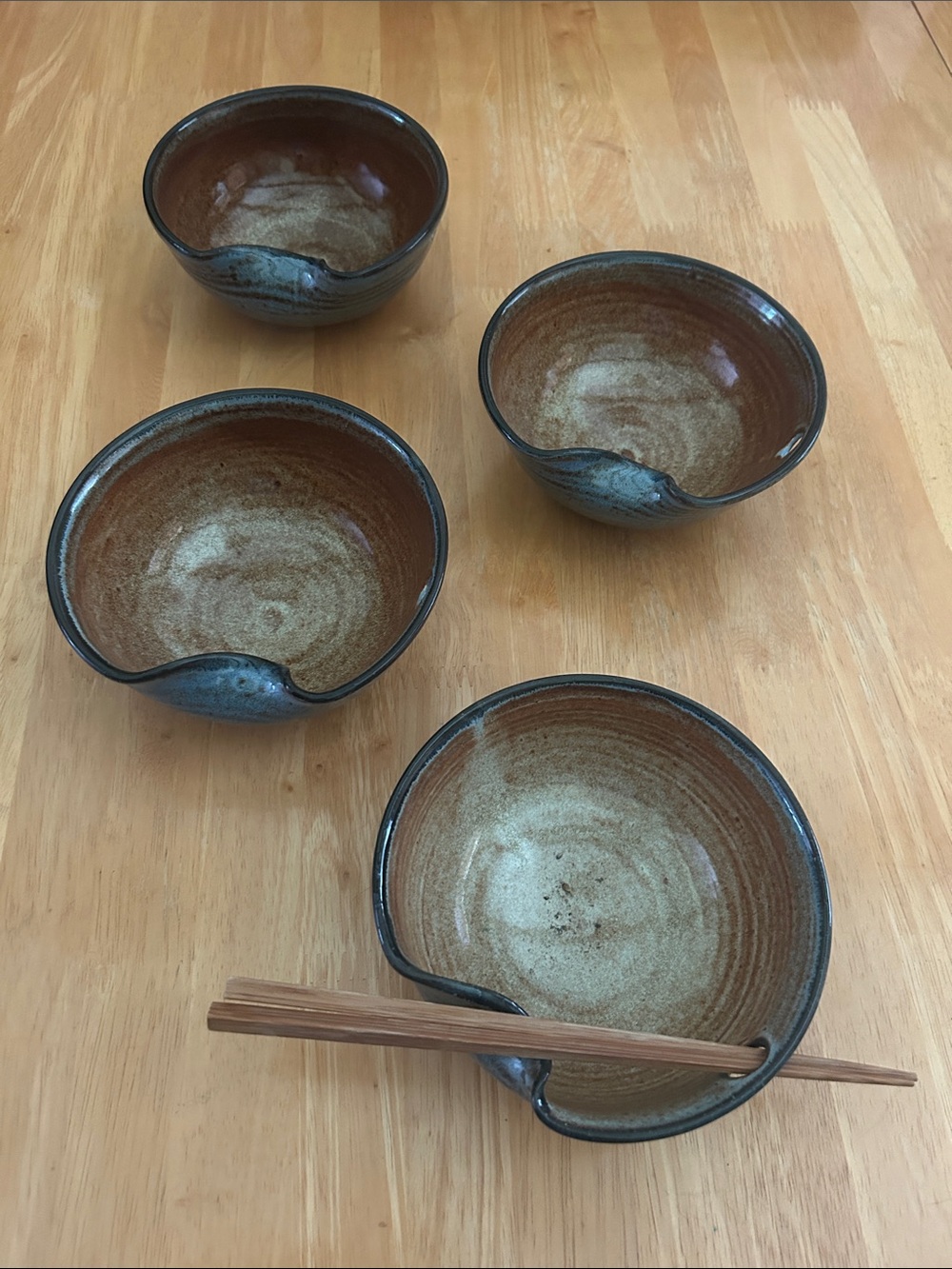 Set of 4 bowls with built-in chopstick rests